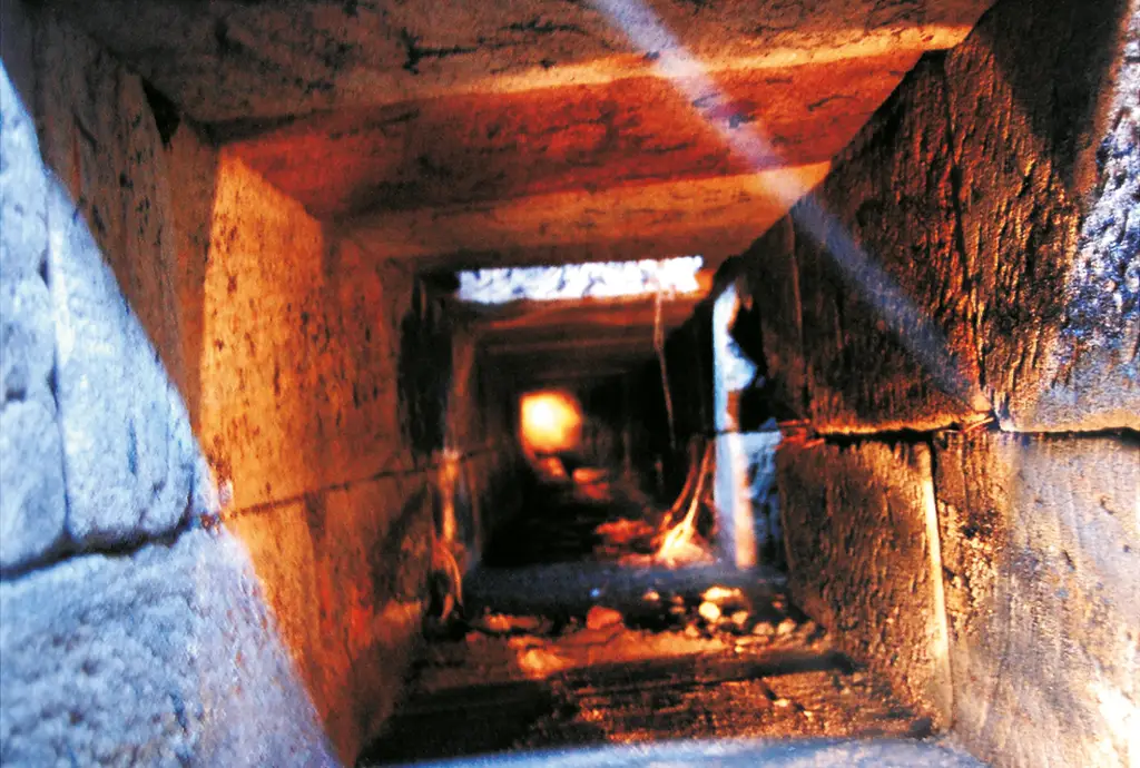 Blick in einen schmalen Tunnel, in dem früher der Tappert lief. Der Tappert ist ein Bach.