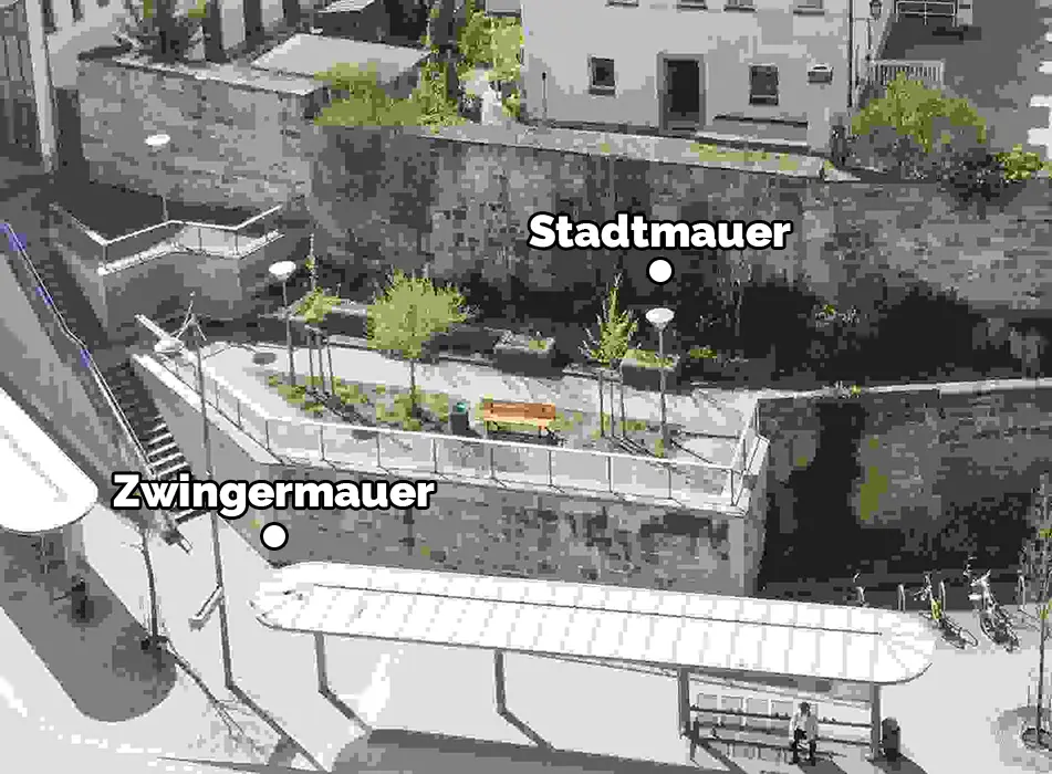 Blick auf die Zwingermauer und die höhere Stadtmauer im Bereich des Busbahnhofes.