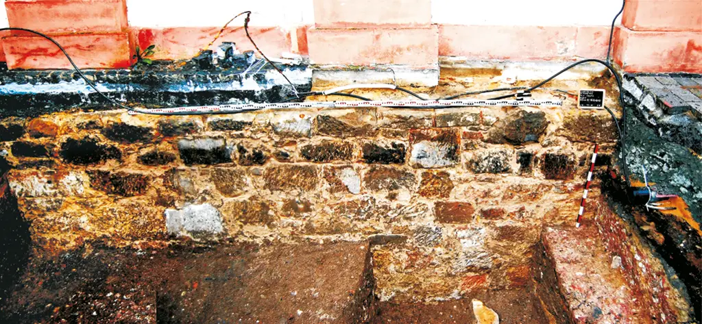 Blick auf ein Mauerfundament aus dem 13. Jahrhundert. Fundamente waren früher meist aus Steine oder Holz, auf denen Gebäude gestellt wurden.
