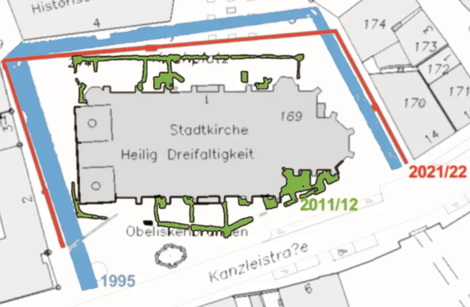 Ansichtsplan mit einer Übersicht wo in den Jahren 1995, 2011/2012 und 2021/2022 im Stadtkirchenumfeld archäologische Ausgrabungen stattfanden.