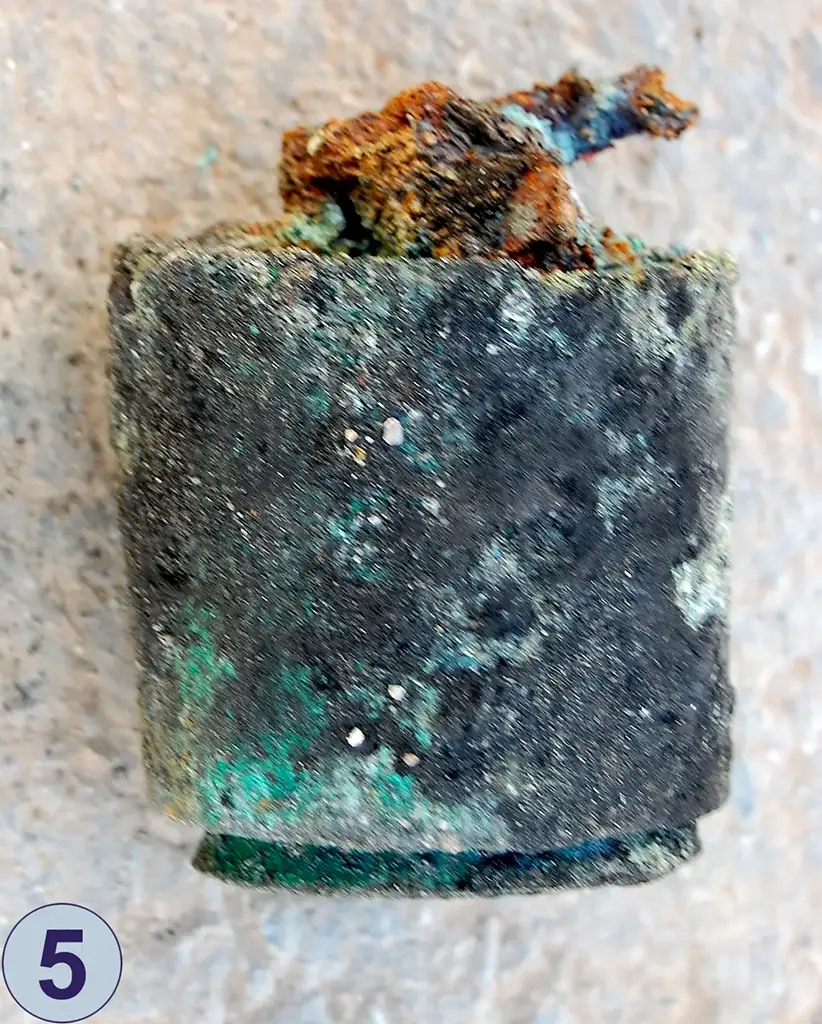 Reste eines alten Uhrwerks aus Metall
